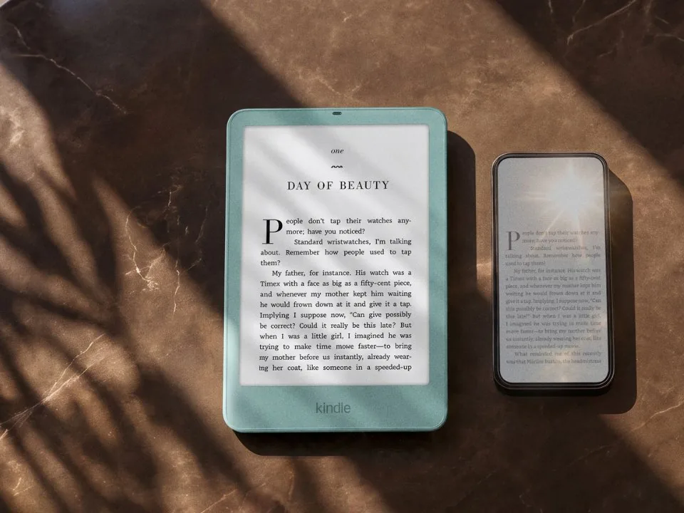 Un Kindle Paperwhite de 2026, de color verde agua, sobre una mesa de mármol