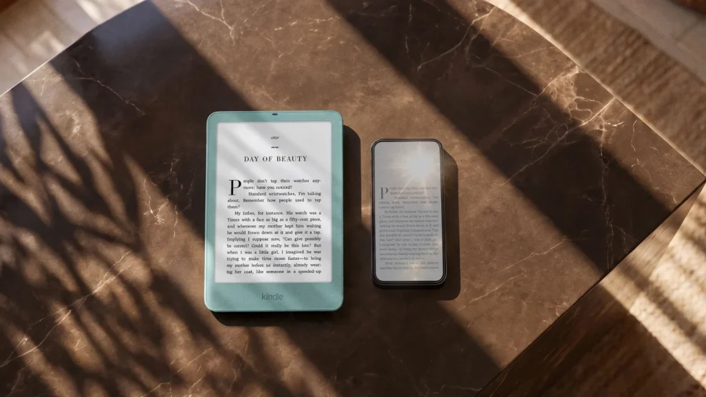 Un Kindle Paperwhite de 2026, de color verde agua, sobre una mesa de mármol junto a un móvil